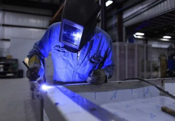 welder-673559_640