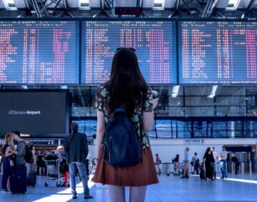airport-2373727_1920-800x600